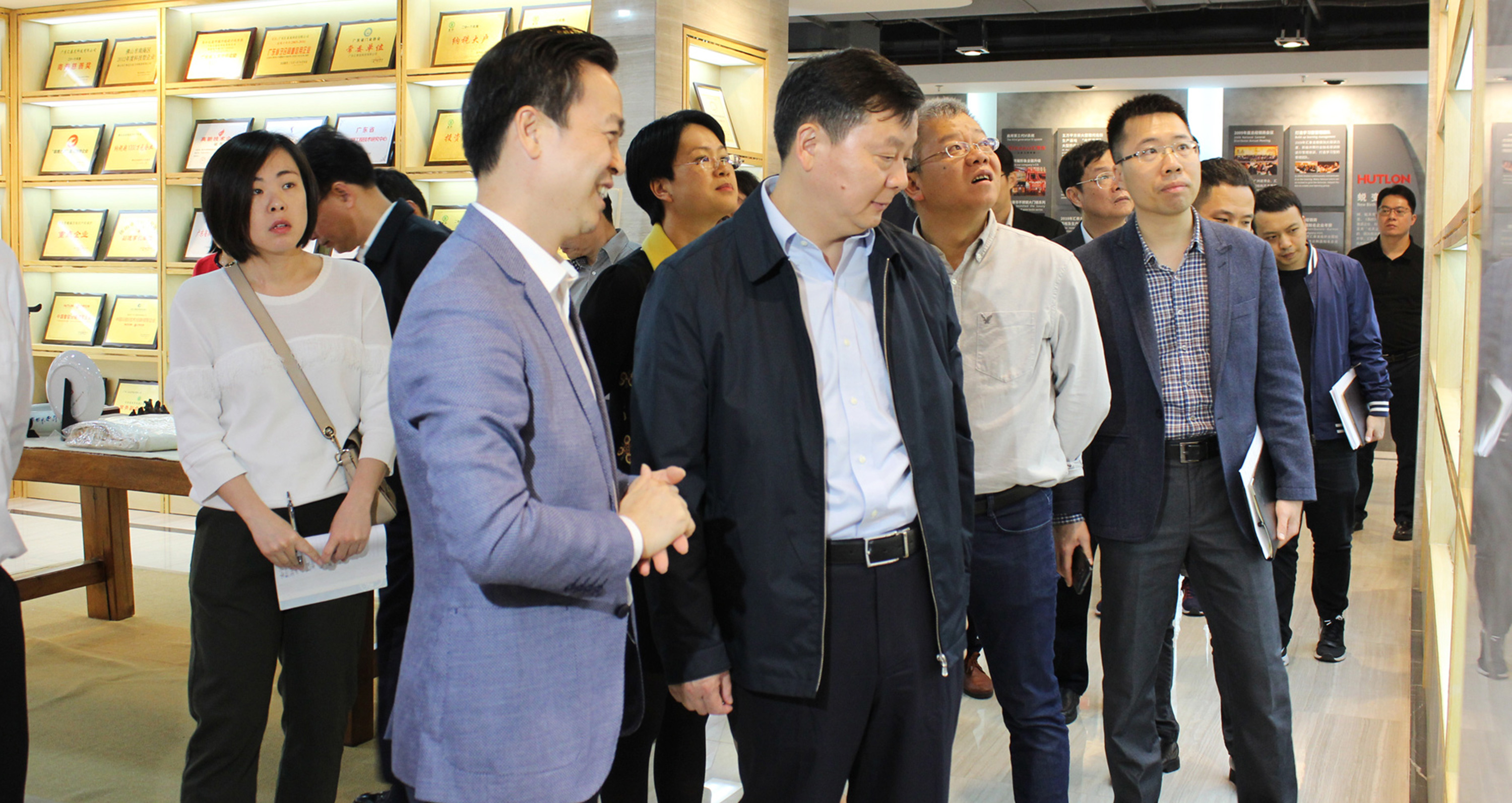 佛山市朱偉市長率調(diào)研組來匯泰龍調(diào)研走訪！并對匯泰龍表示支持！