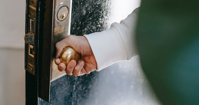 不是吧？懶到不想反鎖？