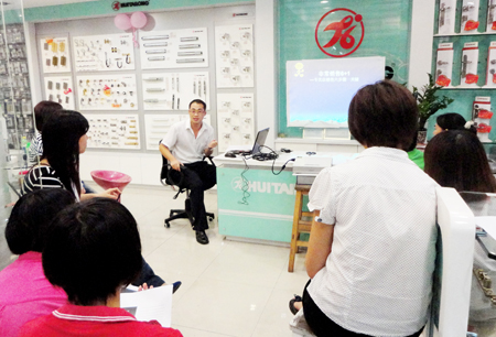 匯泰龍中山、佛山地區(qū)匯泰龍專賣店培訓場景