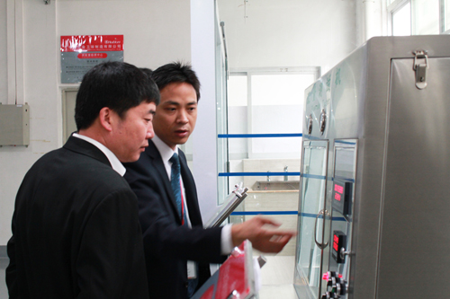 工作人員專業(yè)地講解檢測設備的功能