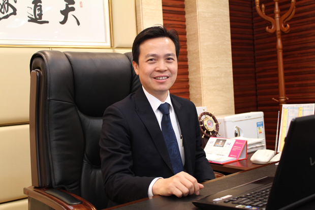 2013新春賀詞:匯泰龍董事長(zhǎng)陳鴻填《榮光與責(zé)任》