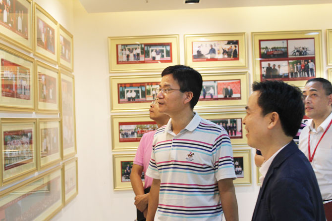 陳董帶領(lǐng)何鎮(zhèn)長(zhǎng)一行參觀歷史文化館