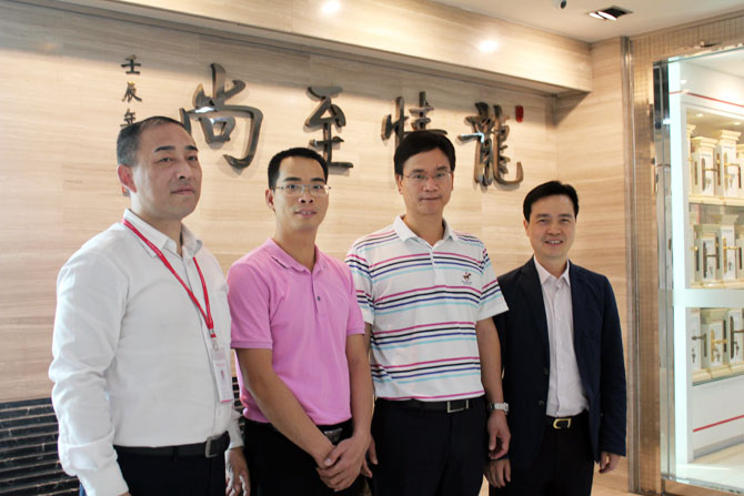 陳董帶領(lǐng)何鎮(zhèn)長(zhǎng)一行參觀歷史文化館并合影