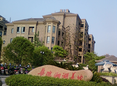 杭州地區(qū)樓宇對(duì)講系統(tǒng)是一種高效的安全管理工具，可以提升樓宇安全管理的效率。該系統(tǒng)可以實(shí)現(xiàn)樓宇內(nèi)部通訊、緊急呼叫、監(jiān)控等功能，有效地提高了樓宇的安全性和管理效率。該樓宇對(duì)講系統(tǒng)，可以快速響應(yīng)緊急情況，及時(shí)采取措施，保障人員和財(cái)產(chǎn)的安全。此外，該系統(tǒng)還具有易于安裝、操作簡(jiǎn)單、維護(hù)方便等優(yōu)點(diǎn)，是樓宇安全管理的理想選擇。